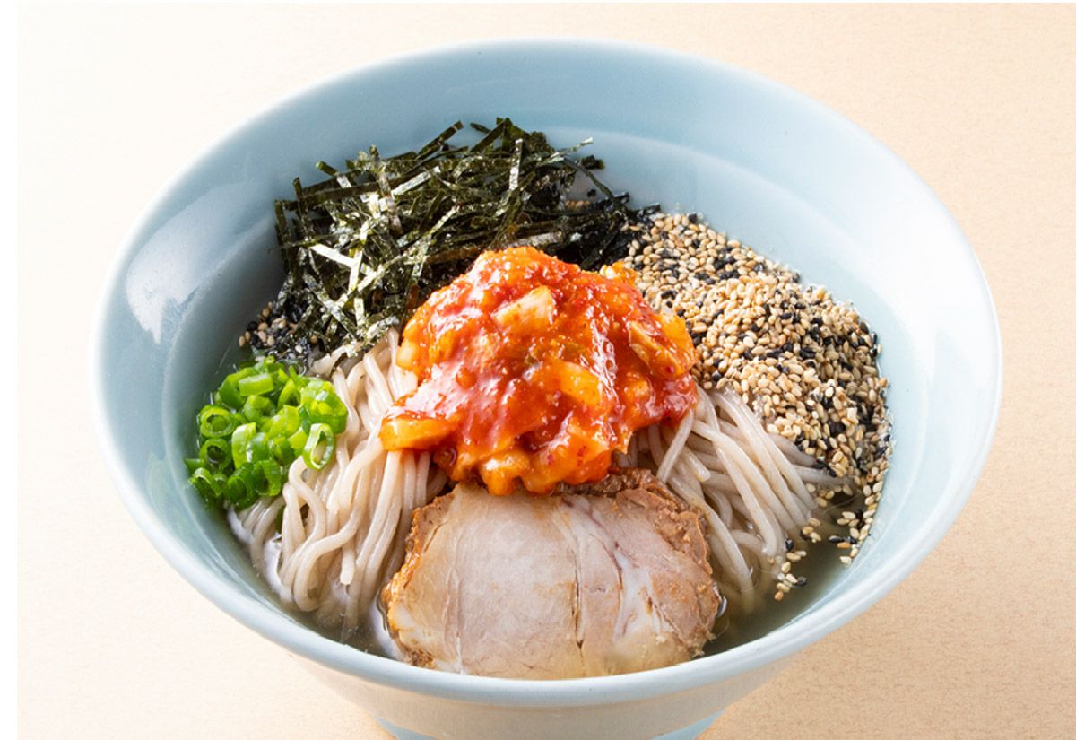「芳華冷麺」の調理後の盛り付け画像。コシが強く独特の食感を持つ麺と、牛骨ベースの冷たいスープ、具材がバランス良く盛り付けられた完成品。