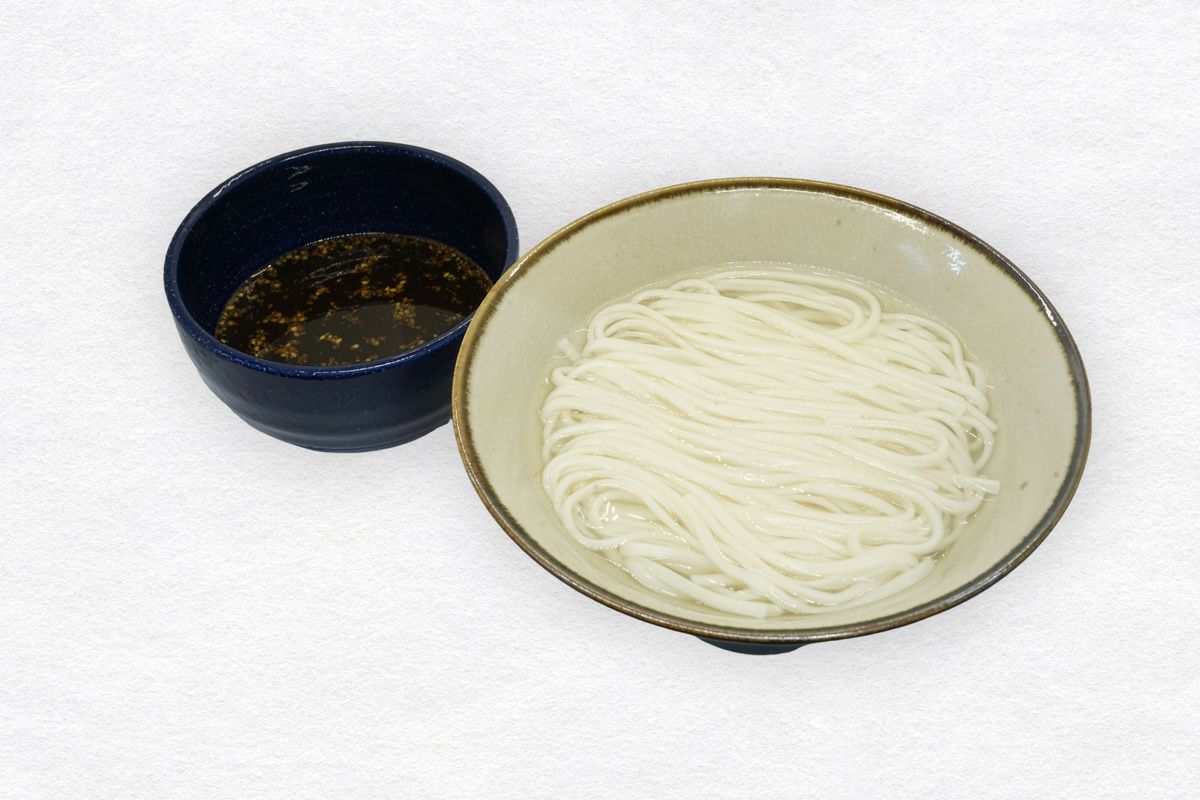 温かいつけそば（あつもり）を、天然クロメ入りのつけダレにつけて食べる調理後のイメージ。寒い季節にも美味しく楽しめる、クロメの滋養豊かなつけ蕎麦。