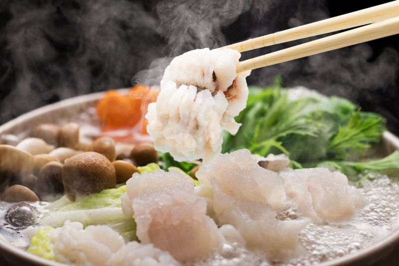 大分県産の鱧（ハモ）を使用した「殿様はもしゃぶセット」を、旬の野菜と共に鍋で煮込んでいる調理イメージ画像。鱧の出汁と野菜の旨味が溶け合った本格的な鍋料理を自宅で。