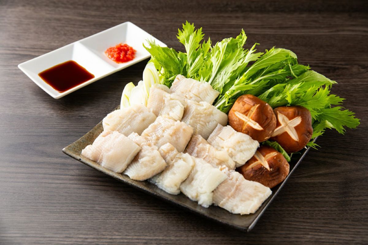 大分県産の鱧の切り身と具材を鍋に美しく盛り付けた「殿様はもしゃぶセット」の画像。新鮮な鱧を使い、贅沢な食卓を演出する海鮮鍋セット。