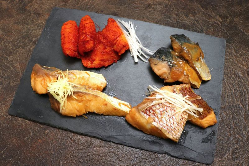 大分・絆屋が作る「旨煮魚セット」の調理済み盛り付け画像。丁寧に煮込まれた魚の切り身が皿に盛られており、湯煎するだけで食卓の一品になるお取り寄せ煮魚。