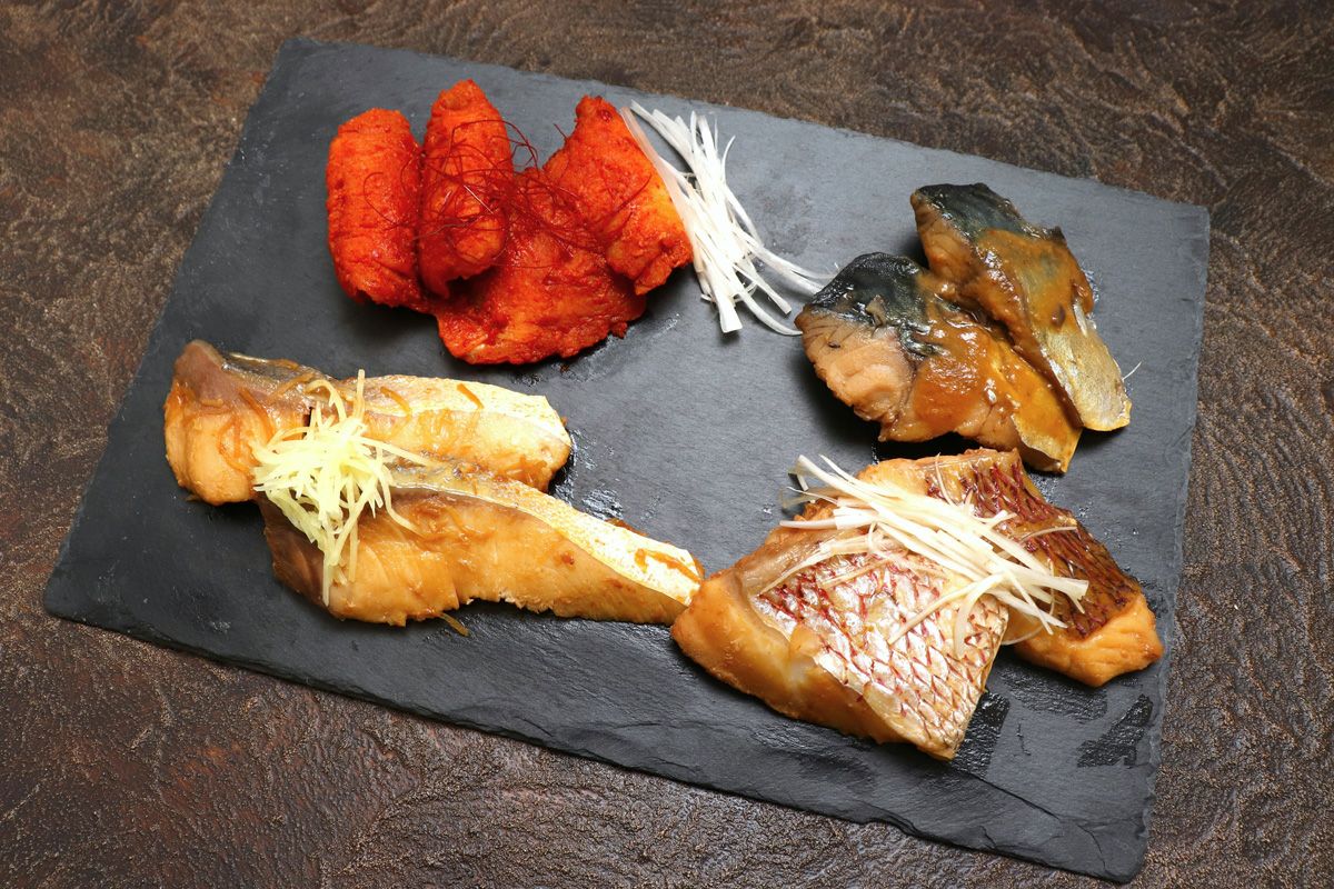 大分・絆屋が作る「旨煮魚セット」の調理済み盛り付け画像。丁寧に煮込まれた魚の切り身が皿に盛られており、湯煎するだけで食卓の一品になるお取り寄せ煮魚。