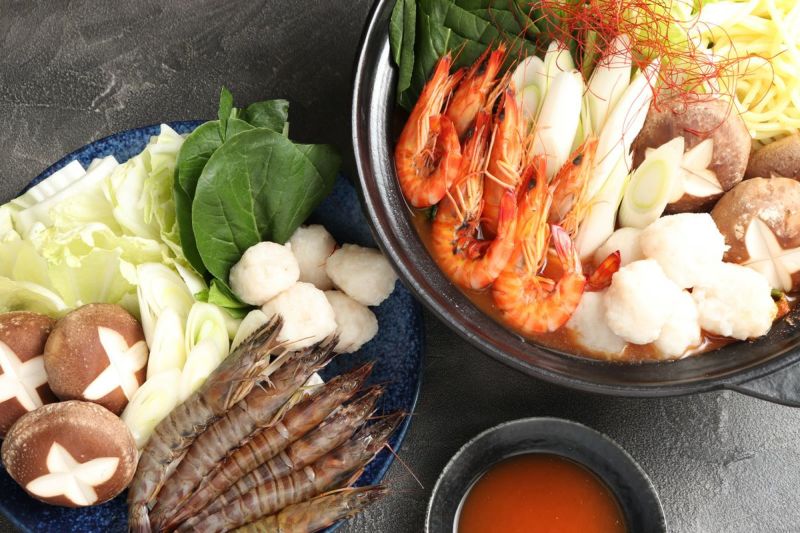 大分県産の車海老（クルマエビ）と具材を鍋に盛り付けた「旨辛えび鍋セット」の画像。新鮮な海老と特製スープで、ご自宅で本格的な海鮮鍋が楽しめる通販お取り寄せセット。