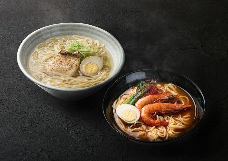 大分の海鮮ラーメン「殿様はも和風ラーメン」と「車海老旨辛ラーメン」の調理後の丼が並んだ画像。大分特産の高級食材を贅沢に使った、大分海鮮ラーメンの食べ比べセット。
