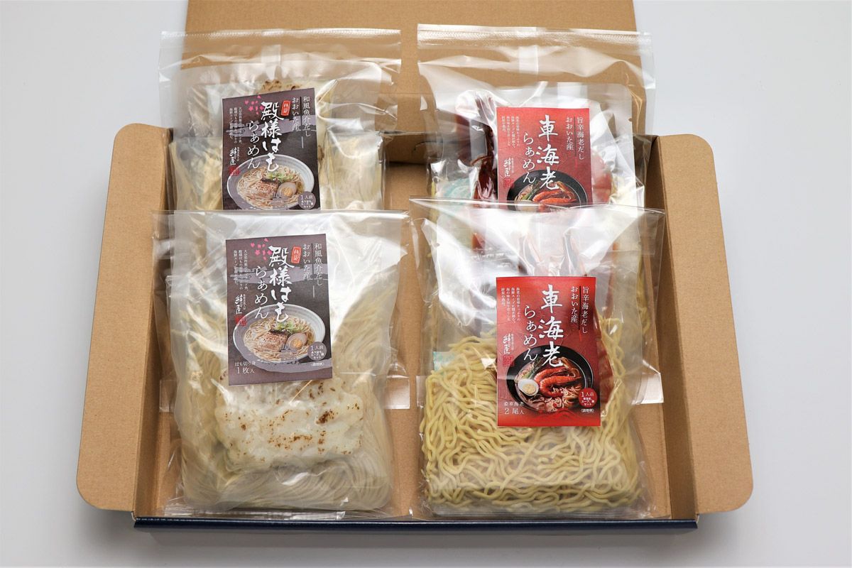 「大分海鮮らぁめんセット」の2種類の麺、スープ、具材がパックに詰められた内容量画像。ご自宅で大分特産の海の幸のラーメンを楽しめるお取り寄せセット。