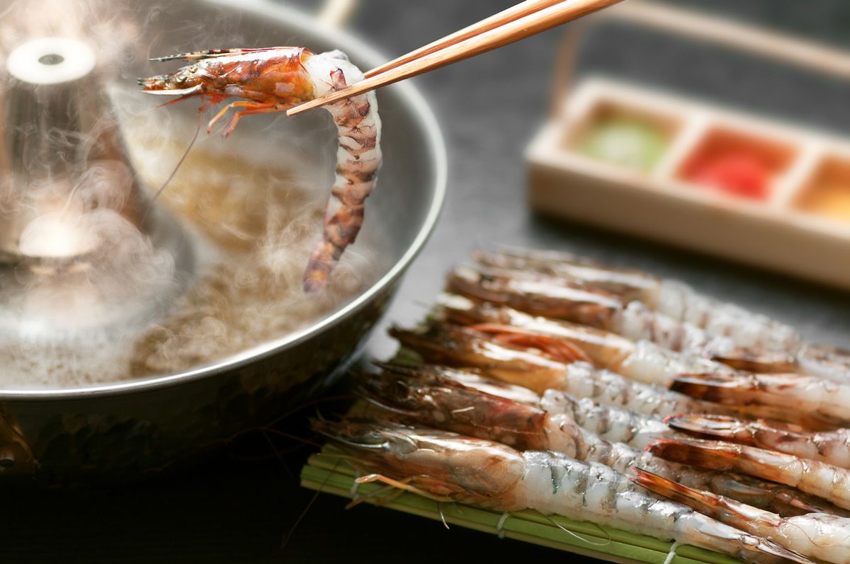 大分県産の新鮮な車海老（クルマエビ）を鍋でしゃぶしゃぶしている調理イメージ画像。プリプリとした食感が特徴の高級海老を、自宅で贅沢に楽しめる鍋料理。
