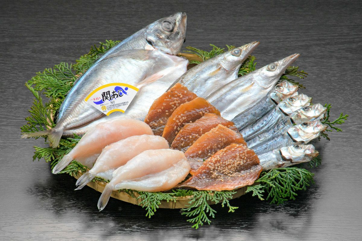 大分県のブランド魚「関あじ」の一夜干しをこんがりと焼いて皿に盛り付けた画像。ふっくらとした身と旨味が凝縮された、大分からの産地直送干物。