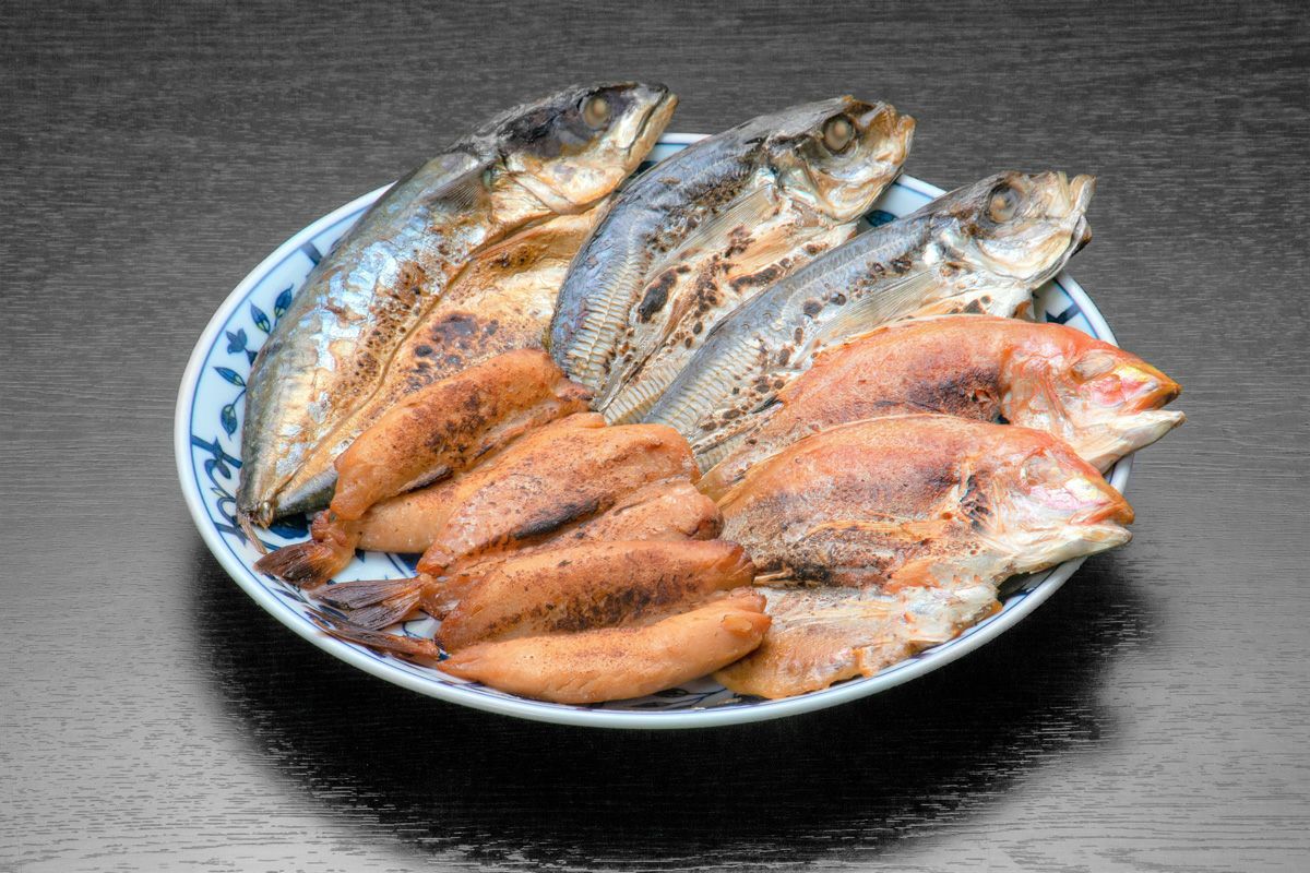 レンジで温めるだけで簡単にできる「やわらか焼き魚詰め合せ」を皿に盛り付けた画像。調理済みの焼き魚が食卓に並び、手軽に魚料理を楽しめるお取り寄せセット。