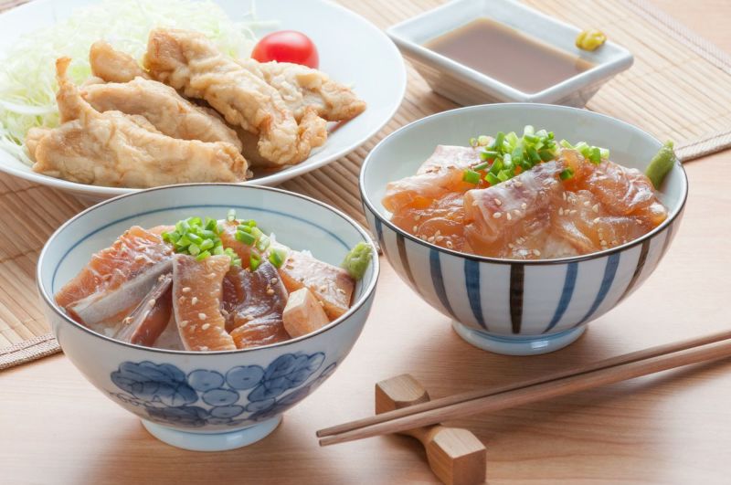 大分県の郷土料理「りゅうきゅう漬け」と「とり天」を盛り付けた食卓イメージ画像。大分の海と山の幸を一度に楽しめる、通販お取り寄せグルメセット。