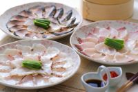 九州産の新鮮な魚介を使った「海鮮たたきセット」の刺身盛り付け画像。大分含む九州の海の幸を、海鮮丼や酒の肴として楽しめる、通販お取り寄せグルメ。