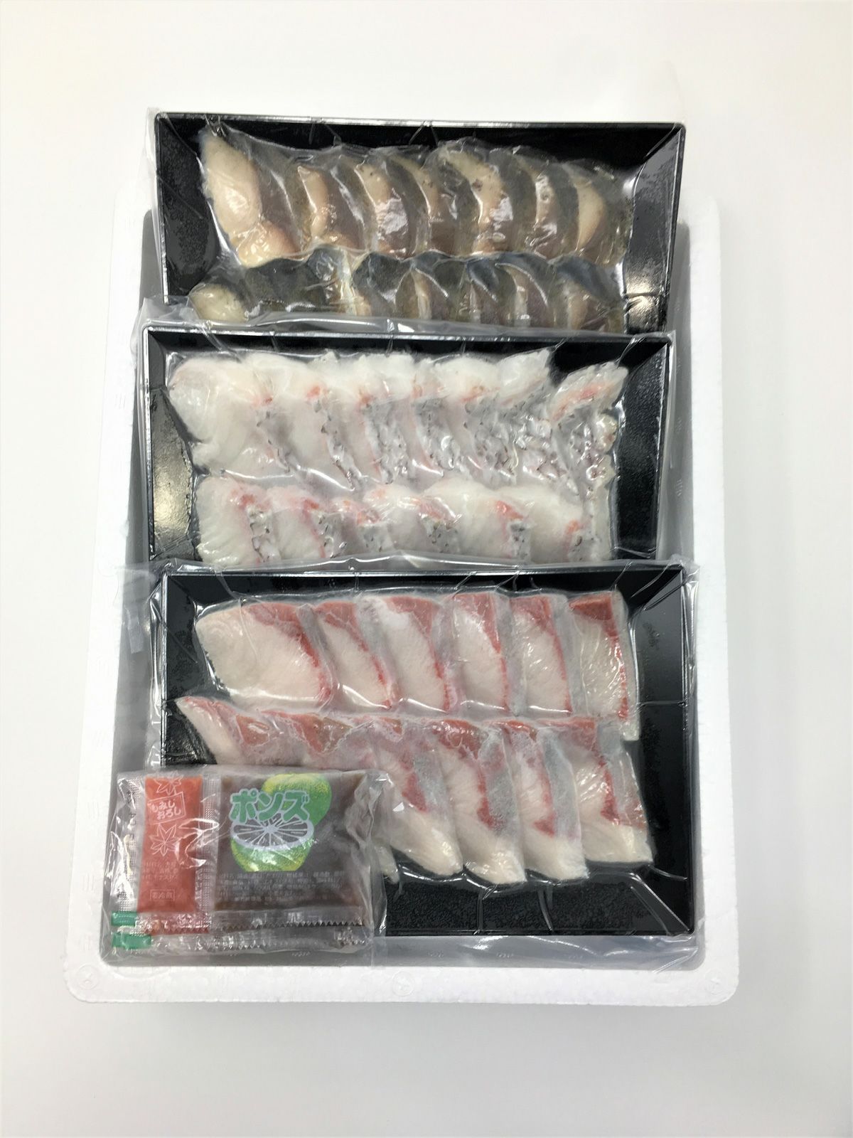 大分含む九州の新鮮な魚介のたたき（海鮮たたきセット）が複数パック入った内容量画像。冷凍で長期保存でき、必要な分だけ手軽に調理可能。