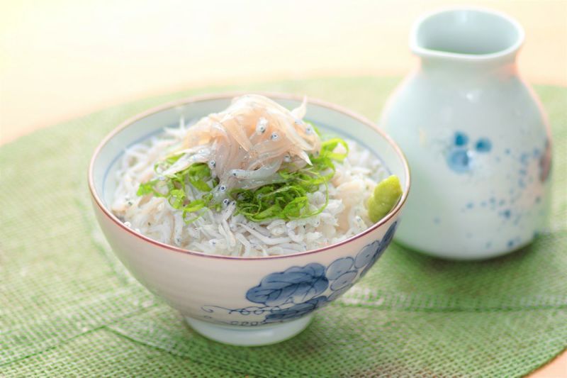 大分県産の新鮮な生ちりめん（ちりめんじゃこ）と釜揚げしらすを盛り付けた海鮮丼の画像。ご自宅で手軽に楽しめる、産地直送の贅沢なしらす丼セット。