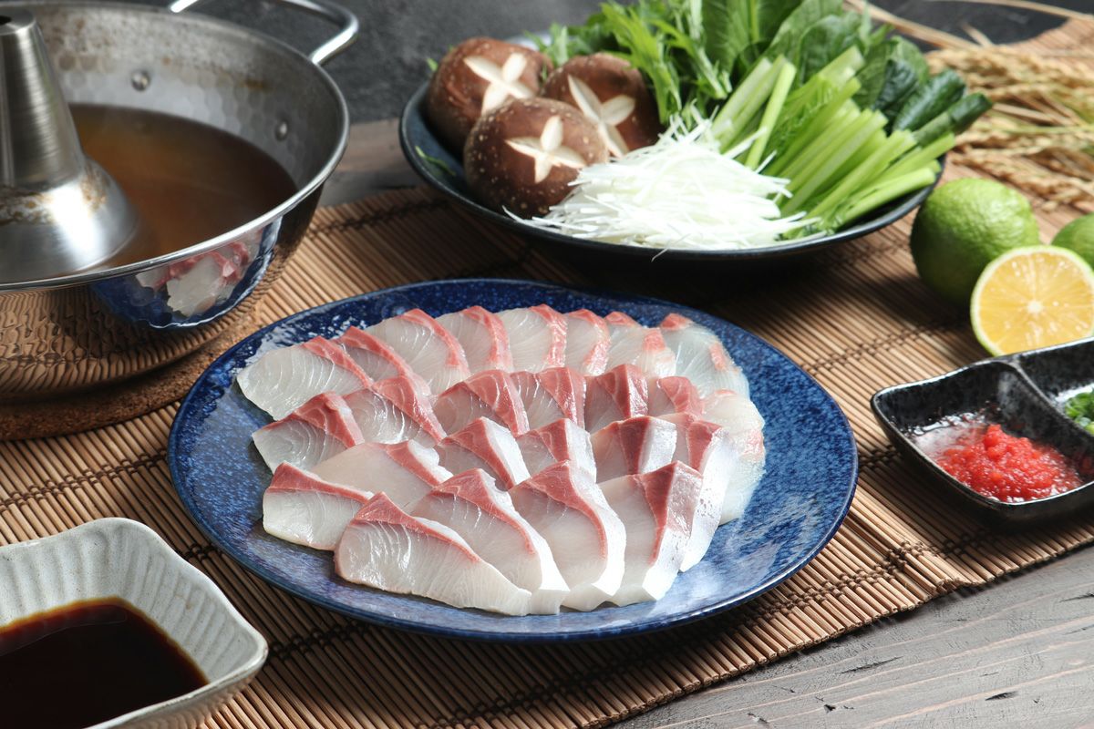 冬季限定「かぼすぶりしゃぶセット」の調理後の食卓イメージ。かぼすの香りが爽やかな大分県産かぼすぶりのしゃぶしゃぶを、野菜とともに楽しんでいる画像。