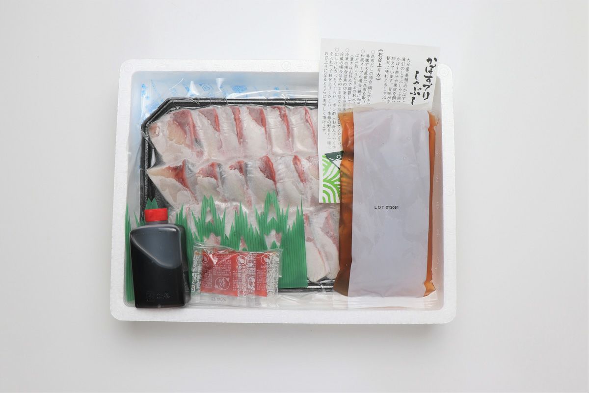 大分県産ブランド魚「かぼすぶり」の切り身や、野菜・ポン酢などがセットになった「かぼすぶりしゃぶセット」の内容量画像。産地直送でお取り寄せできる冬季限定の鍋セット。