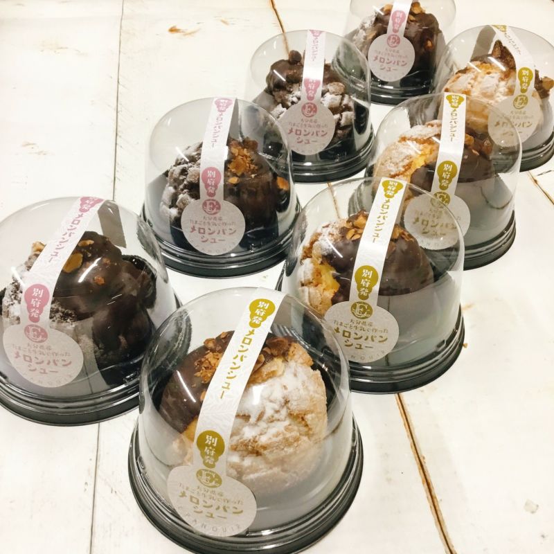 メロンパン生地（バニラ＆チョコ）でシュークリームを包んだ「メロンパンシュー 8個入」が、容器にきれいに並べられた内容量画像。サクサク生地と濃厚クリームが夢のマッチング。