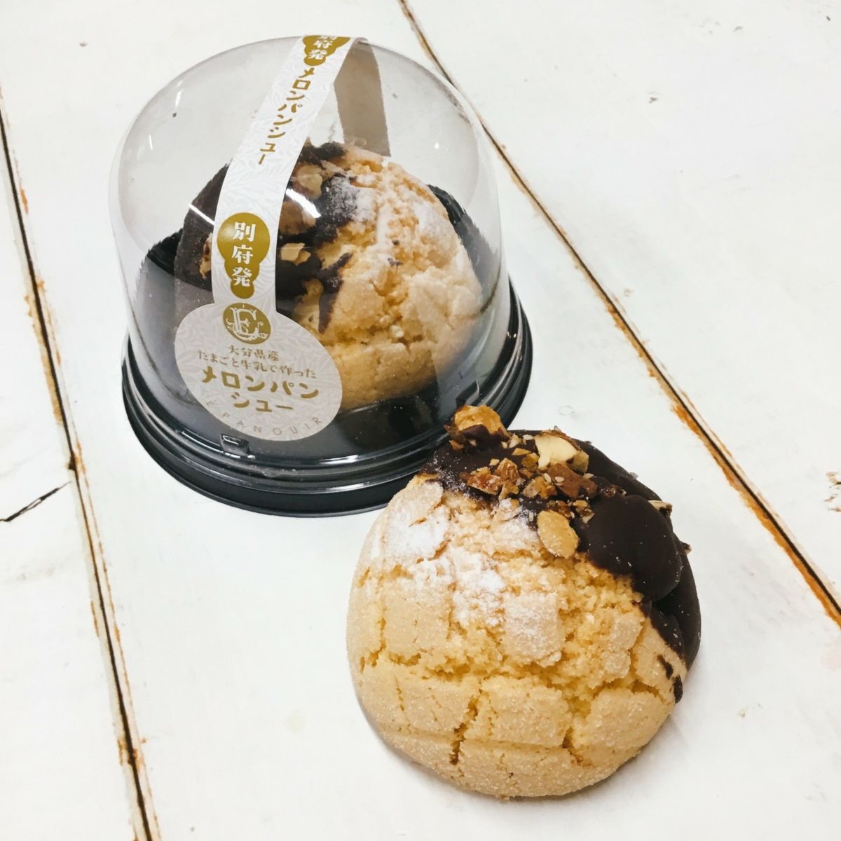 「メロンパンシュー」バニラ味の容器に入った状態と、容器から取り出して並べた状態の画像。メロンパンのようなかわいい仕上がりが特徴。