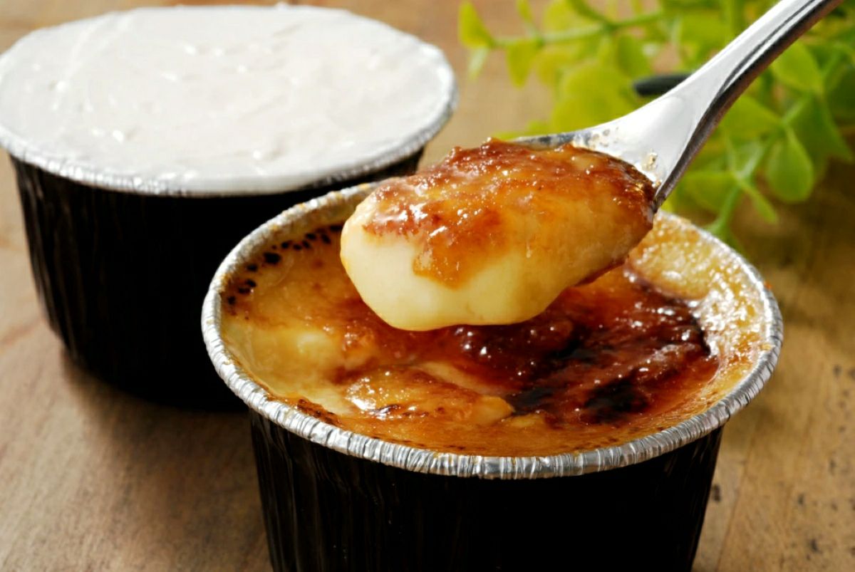 温泉のように低温でじっくり焼き上げた「湯の香プリン」のアップ画像。地元大分で厳選した生乳と新鮮な卵をたっぷり使った、とろ～り濃厚なプリン。