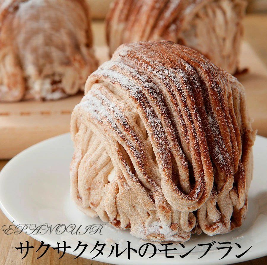 サクサクに焼き上げたタルト生地に、香り高いフランス産マロンクリームがたっぷり絞られた「モンブランタルト」のアップ画像。秋の味覚をそのまま閉じ込めた定番スイーツ。