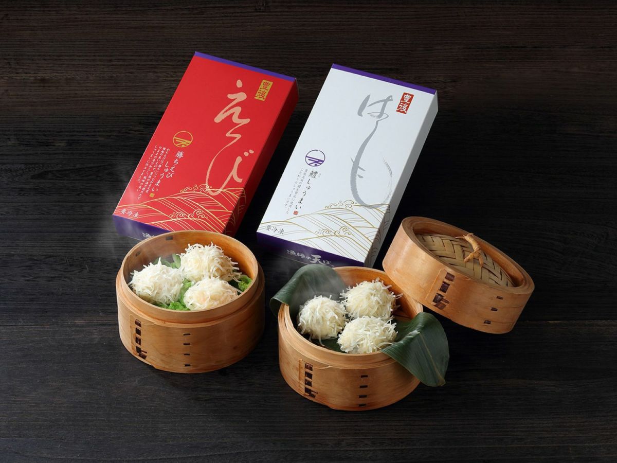 大分県産の鱧しゅうまいと勝ちえびしゅうまいが蒸し器で調理されているイメージ画像。ふっくらとした海鮮しゅうまいを、自宅で手軽に楽しめます。
