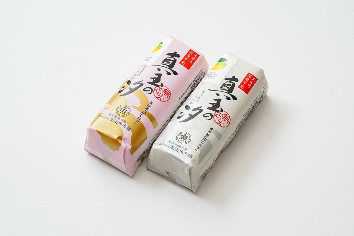 大分県産【真玉の汐】使用の紅白かまぼこが入れられた贈答用パッケージの画像。お歳暮やお祝いギフトとして通販でお取り寄せ。