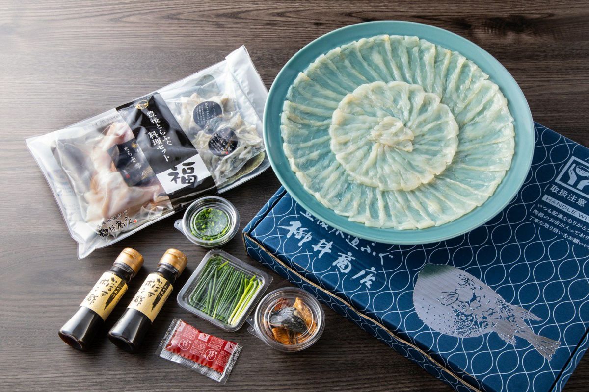 大分県産「豊後とらふぐ料理セット」（ふぐ刺し、ふぐ鍋用の身やアラ、ヒレ、ポン酢など）の内容量画像。ご自宅で本格的なふぐフルコースを楽しめる、通販ギフト。