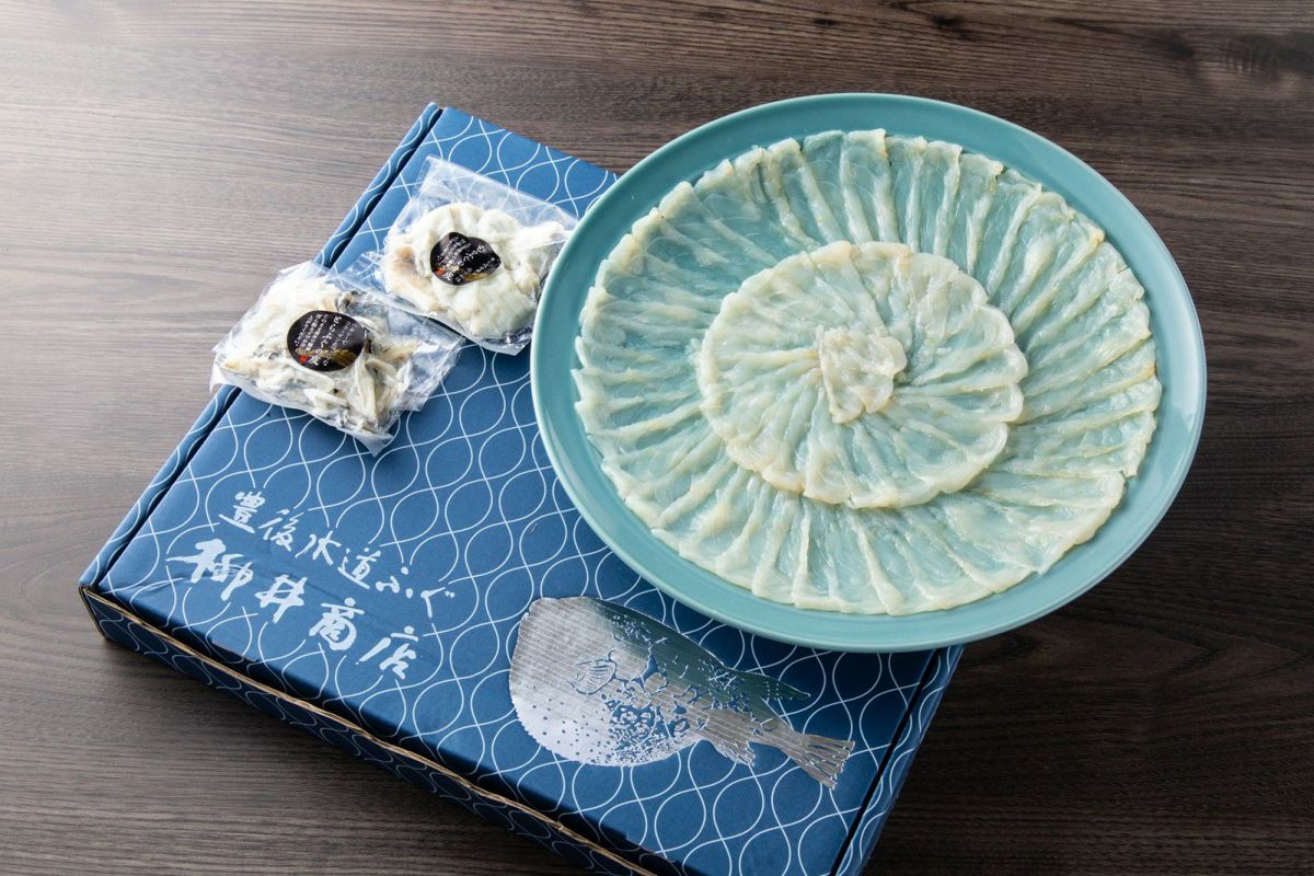 大分県産の高級魚「豊後とらふぐ」刺身セット（ふぐ刺し、ひれ、薬味、ポン酢）の内容量画像。ご自宅でふぐ料理を楽しめる、通販のお取り寄せギフト。