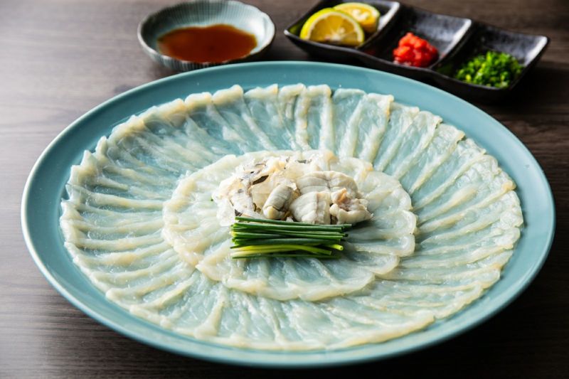 大分県産「豊後とらふぐ」の刺身（てっさ）の華やかな盛り付け画像。薄く引かれた美しいふぐ刺しを、お祝いや贈答用として通販でお取り寄せ。