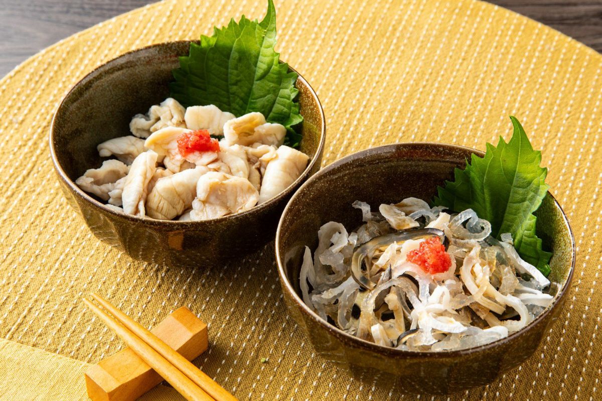 豊後とらふぐの皮（てっぴ）を刻みネギとポン酢で和えた調理例画像。コリコリとした食感が特徴のふぐ皮もセットで楽しめる、大分名物。