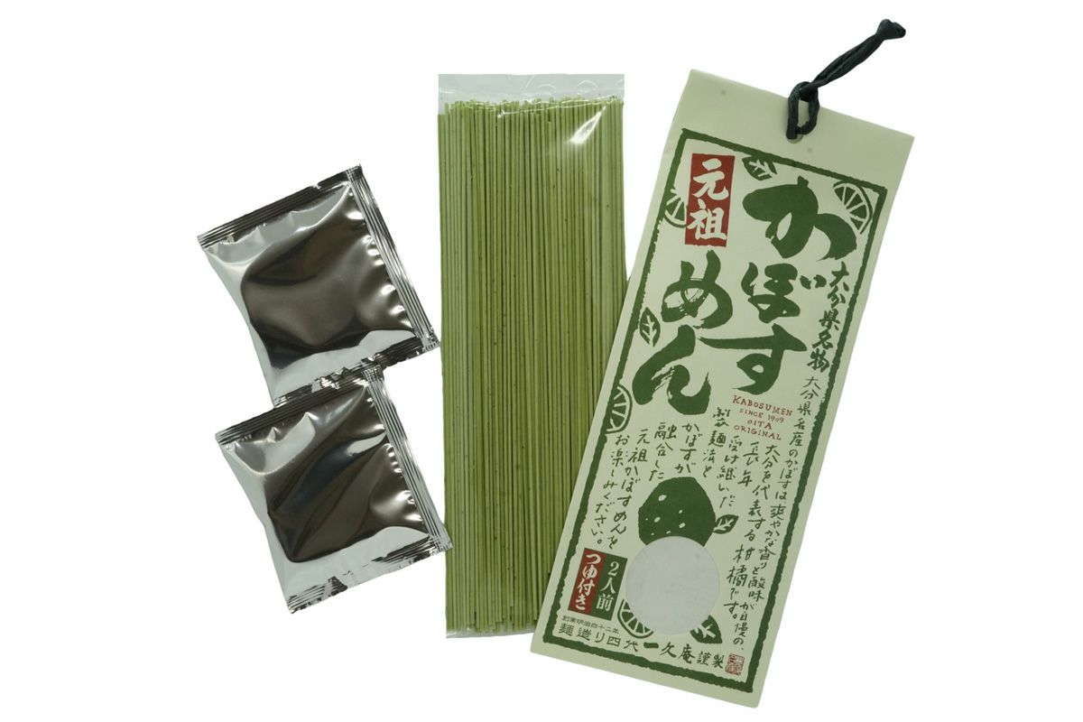 「かぼす麺2人前」の麺と、特製つゆが個別にパックに詰められた内容量画像。ご自宅で手軽に大分のさわやかな味を楽しめるお取り寄せセット。