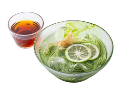 大分特産のかぼすを練り込んだ「かぼす麺」と、特製つゆを器に盛った完成品の画像。爽やかな風味とコシのある麺、見た目にも美しい、夏の食卓にぴったりの冷たい麺料理。