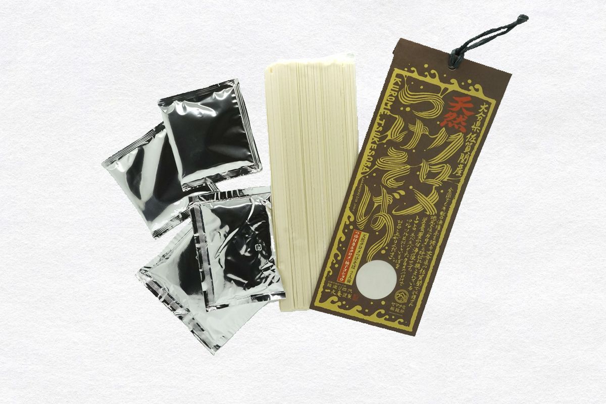 「天然クロメつけ蕎麦」の麺、つけダレ、天然クロメが個別にパックに詰められた内容量画像。大分の郷土の味を自宅で手軽に楽しめるセット。