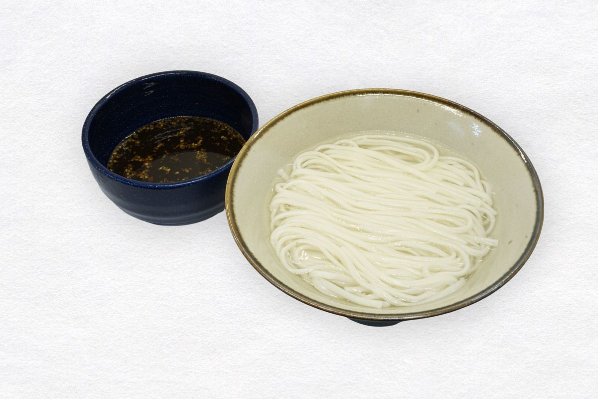 温かいつけそば（あつもり）を、天然クロメ入りのつけダレにつけて食べる調理後のイメージ。寒い季節にも美味しく楽しめる、クロメの滋養豊かなつけ蕎麦。