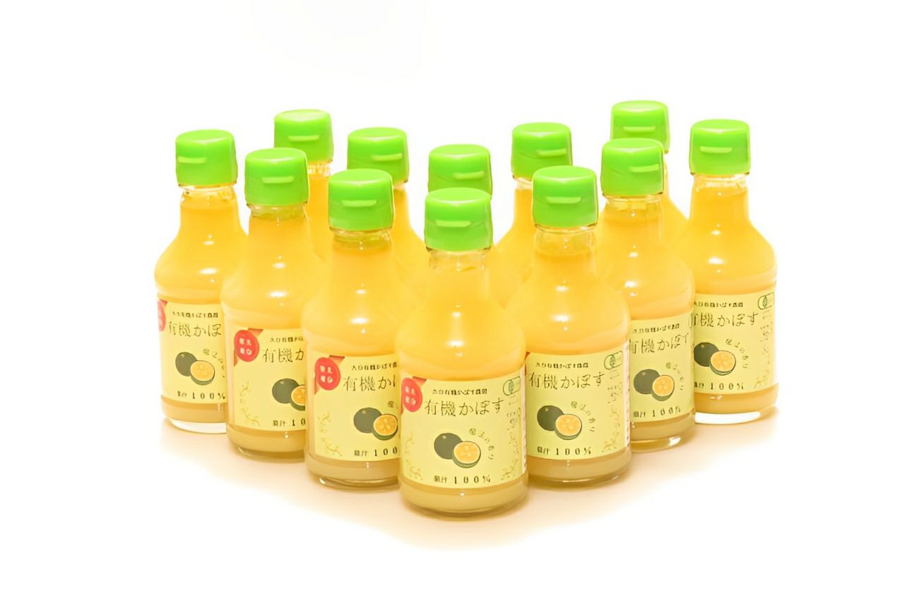 有機JAS認証を受けた「大分県産 有機かぼす果汁100% 180ml」が12本並んだ内容量画像。自社農園で栽培したかぼすを絞った、香り豊かな万能調味料セット。