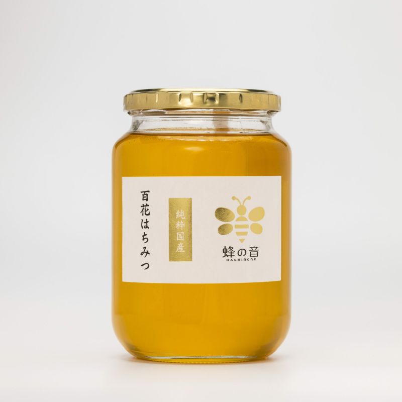 四季折々に咲く様々な花から採蜜し厳選した「国産百花はちみつ」の商品画像。時期や採蜜場所で風味が異なる、四季の恵みを感じるはちみつ。