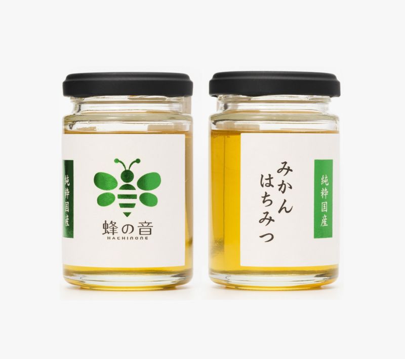 みかんの花を蜜源とした希少な「国産みかんはちみつ」の商品画像。柑橘系らしいフレッシュでフローラルな香りと、柔らかい甘さが特徴。
