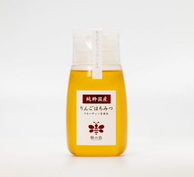 りんごの花を蜜源とした「国産りんごはちみつ」の画像。やや濃いめの黄色で、りんごの優しい甘さとほのかな酸味、フローラルな芳香が特徴の国産はちみつ。