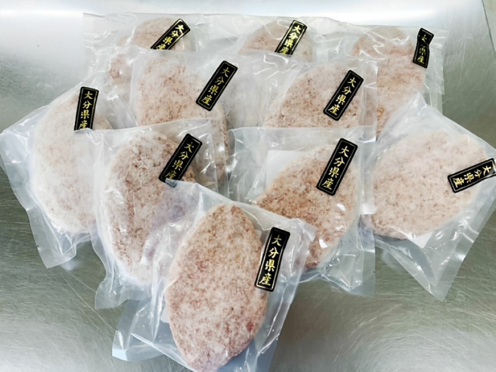 大分県のブランド牛「おおいた和牛（黒毛和牛）」を使用した生ハンバーグ160gが10個入った内容量画像。ご自宅で本格的なハンバーグを大容量で楽しめるお取り寄せセット。