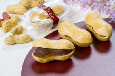 お皿に並べられた「南蛮落花生チョコレートもなか」のイメージ画像。一つが割られており、濃厚な落花生とチョコレート餡がたっぷり詰まっている様子が見える。