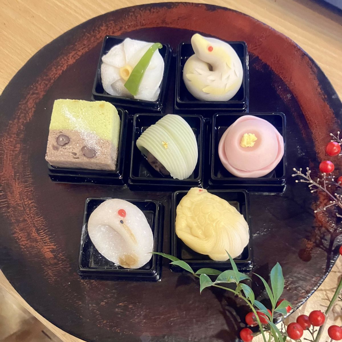 季節の趣を表現した色とりどりの「上生菓子」が、お祝いや特別なお客様へのおもてなしとして、お皿に美しく並べられた画像。