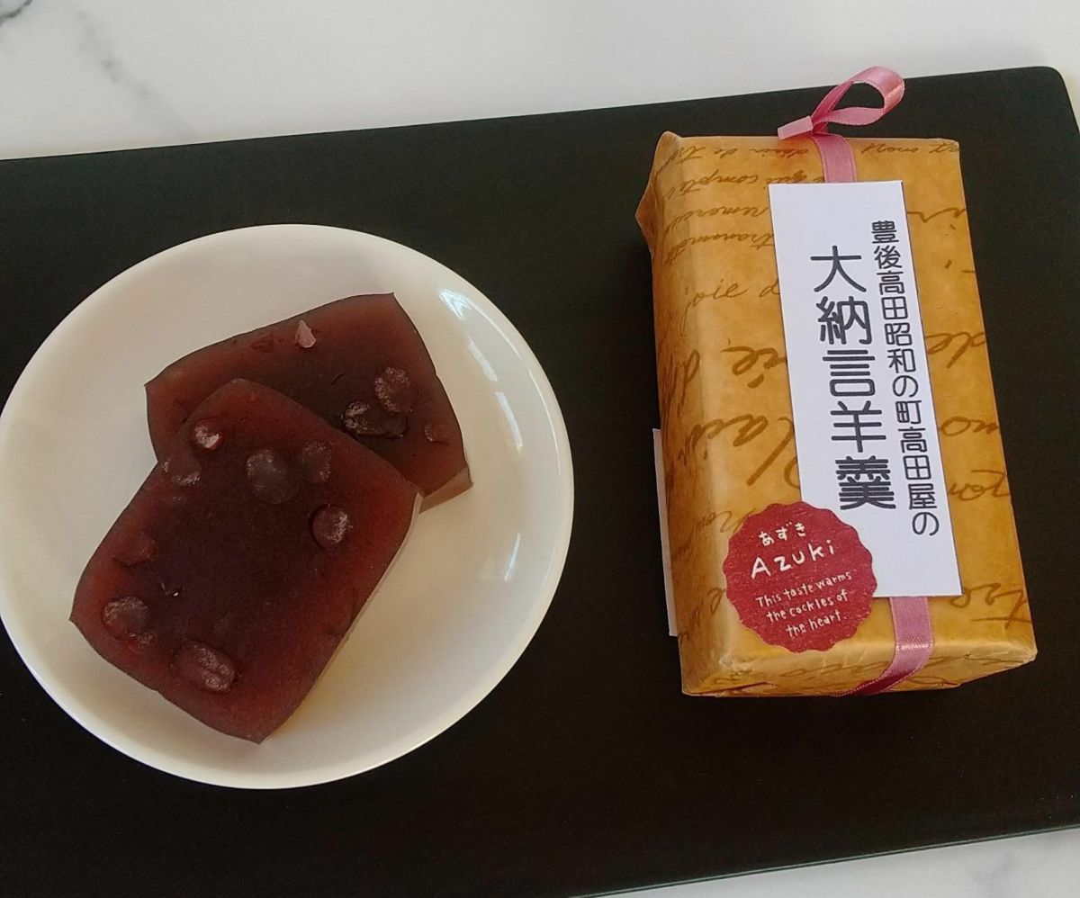 「手練り羊羹 3本セット」に含まれる「大納言入り羊羹」の商品画像。熟練の職人が精魂こめて手練りした、大納言小豆の粒がたっぷり入った羊羹。