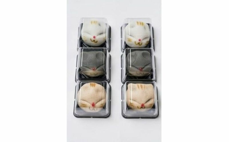 「可愛すぎて食べられない」猫の形のお饅頭「にゃんこまんじゅう 6匹入り」の詰め合わせ内容量画像。白猫（こしあん）、黒猫（抹茶あん）、茶猫（粒あん）など、和菓子職人が心を込めて作った可愛い猫たちが並ぶ。