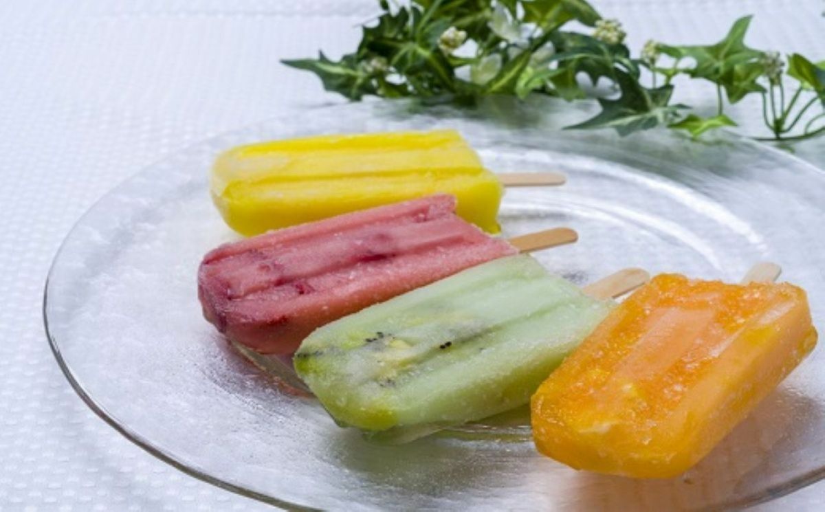 葛が入っていて溶けても液体にならない「溶けないアイスキャンデー」を皿に4本並べた画像。果肉がたっぷり入った自然な甘さと、もちシャリ食感が特徴のアイス。