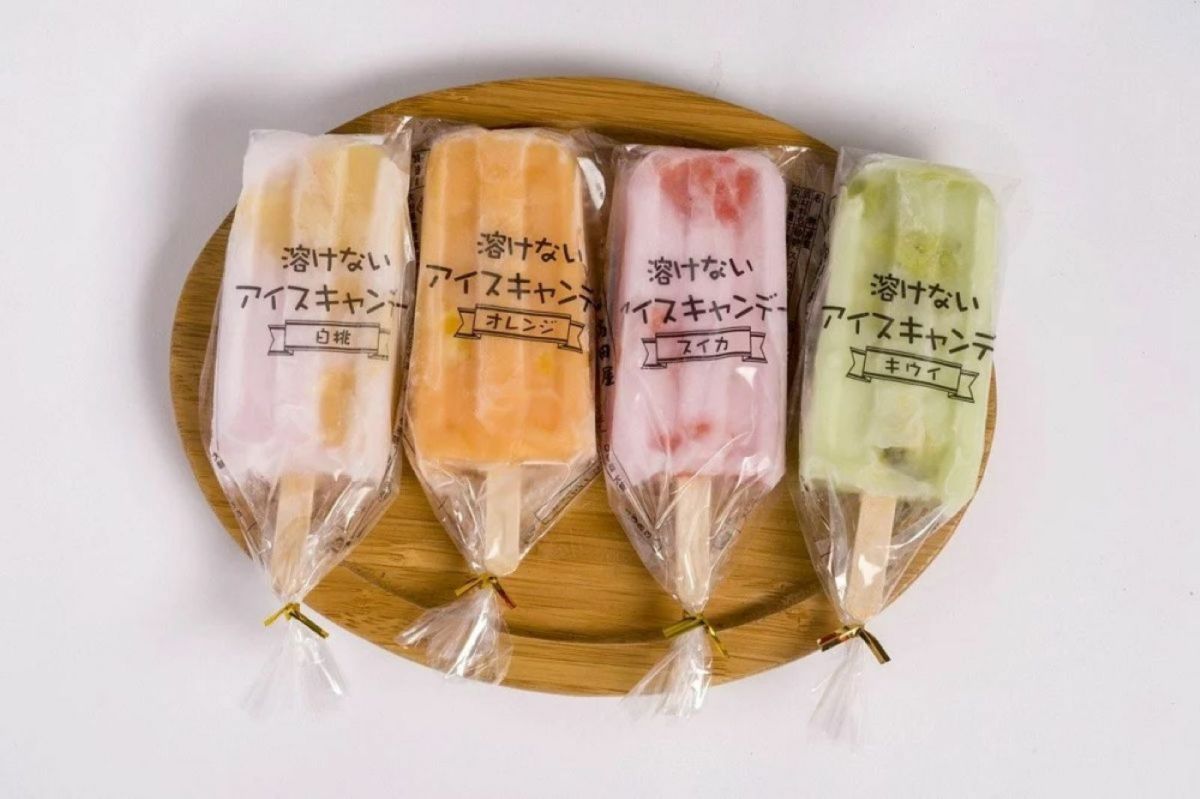 個包装の袋に入ったままの「溶けないアイスキャンデー」がお盆に4本並べられた画像。小さいお子様やお年寄りも、最後までゆっくり味わえるアイスキャンデー。