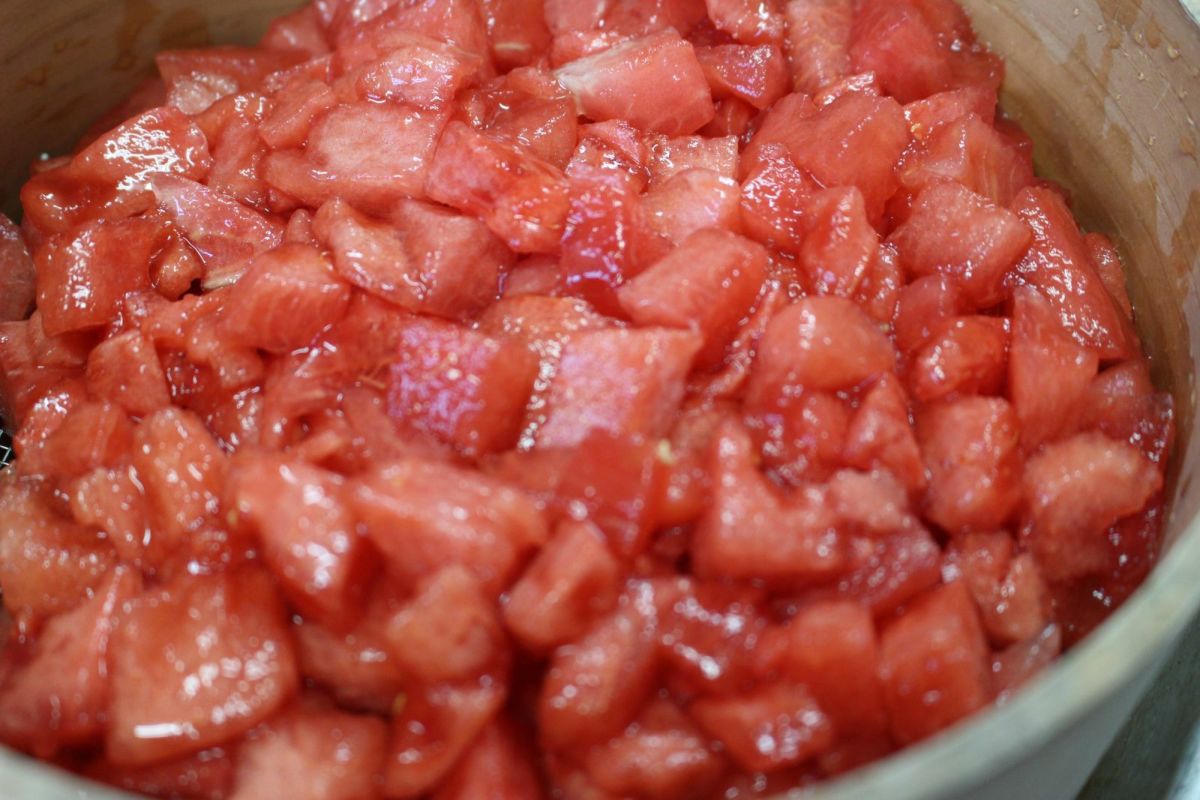 「溶けないアイスキャンデー」の製造に使用される、大量のカットされた新鮮なイチゴの画像。季節の果肉をたっぷり使うというこだわりの材料をアピール。