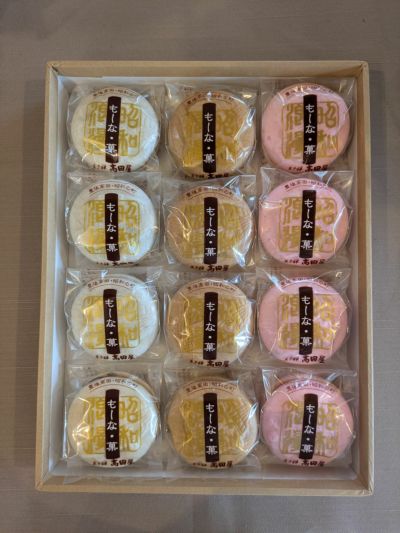 豊後高田の方言で「も～な美味しい」と名付けられた「も～な・菓 12袋入り」のセット内容量画像。粒餡、こし餡、ピーナッツ餡など、高田屋自慢の自家製餡をたっぷり詰めた最中の詰め合わせ。