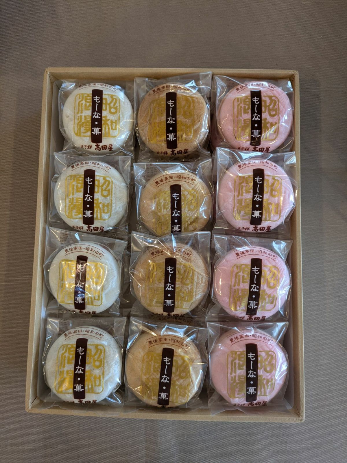 豊後高田の方言で「も～な美味しい」と名付けられた「も～な・菓 24袋入り」のセット内容量画像。粒餡、こし餡、ピーナッツ餡など、高田屋自慢の自家製餡をたっぷり詰めた最中のセット。