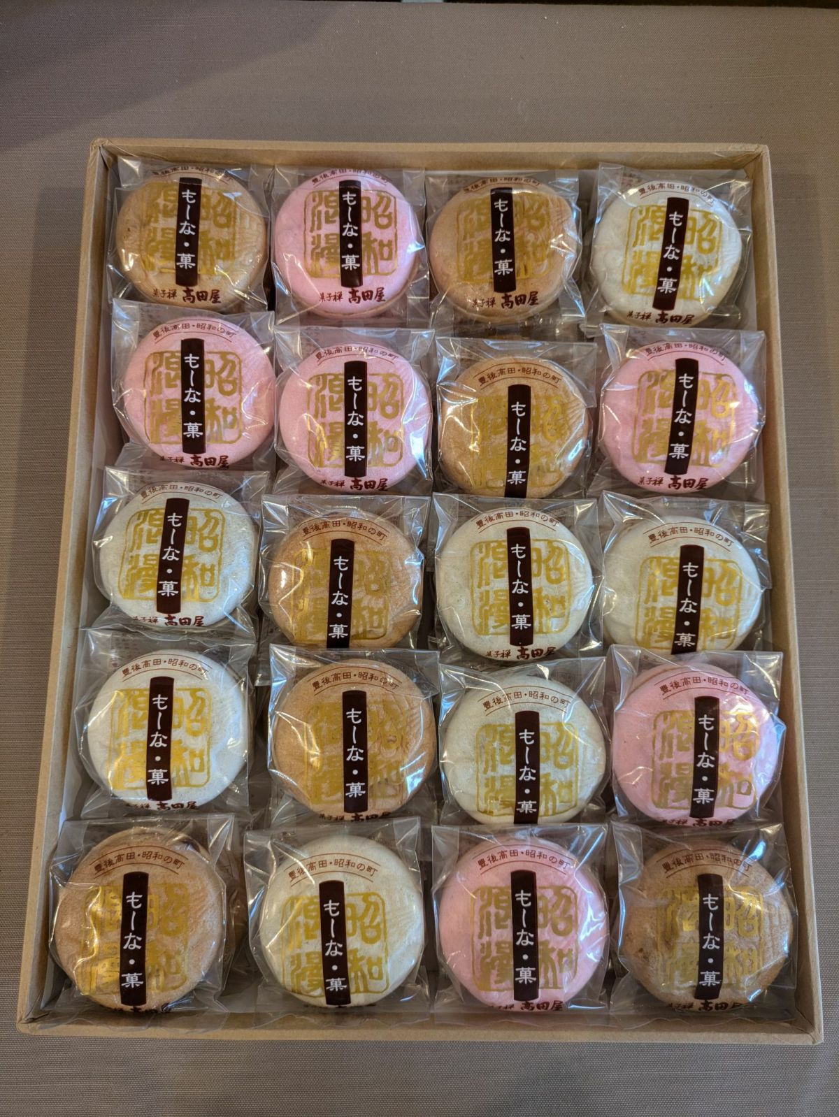 豊後高田の方言で「も～な美味しい」と名付けられた「も～な・菓 40袋入り」のセット内容量画像。粒餡、こし餡、ピーナッツ餡など、高田屋自慢の自家製餡をたっぷり詰めた最中の大袋セット。