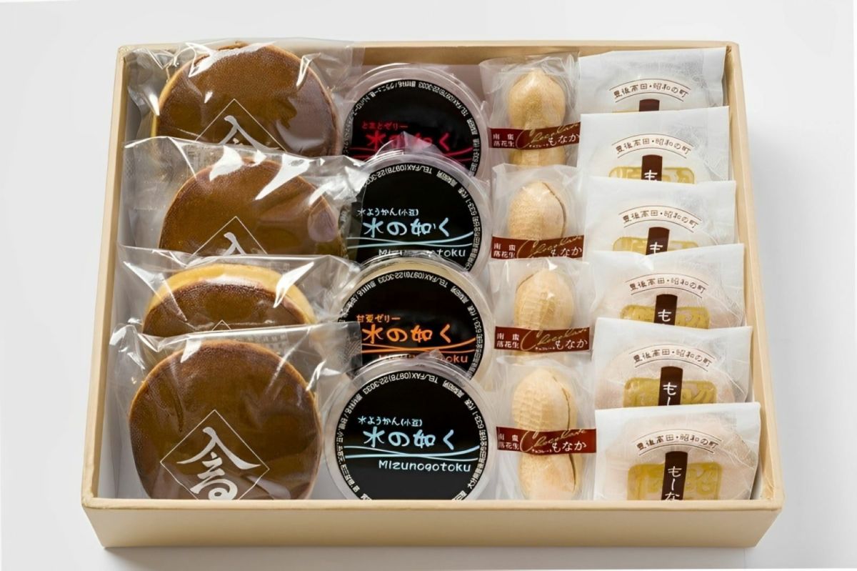 昭和の町高田屋の「高田屋セット」のギフト箱に、どら焼き、も～な・菓など、人気商品が詰められた内容量画像。こだわり自家製餡と豊後高田の一次産品を使用した自慢の和菓子セット。