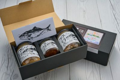 大分県産ブリを使用した「BURIDELIシリーズ」3種類（ブリフレーク、ブリ味噌、ブリごまだし）がセットになったギフトボックスの画像。贈答用やお土産に最適な大分の瓶詰めグルメを通販でお取り寄せ。