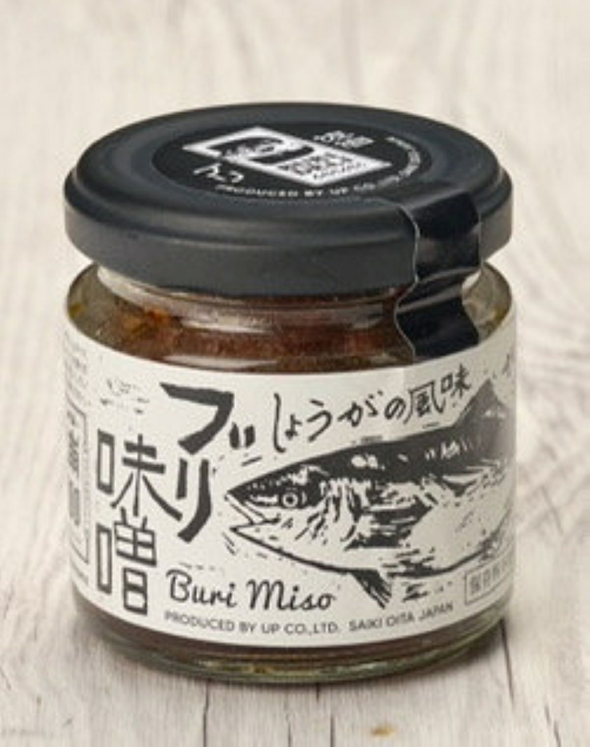 「BURIDELIシリーズ」のブリ味噌をキュウリなどに添えた盛り付け画像。ブリの旨味と味噌の風味が特徴の、おつまみにも最適な大分のご当地グルメ。